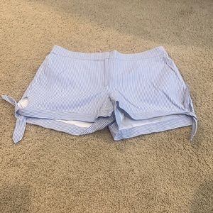 Loft size 4 seersucker shorts with ties